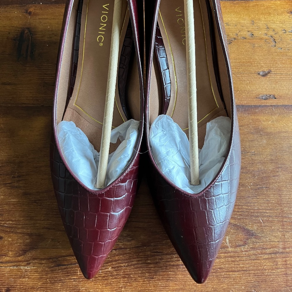 Vionic Josie Kitten Heels - Wine Croc - 8.5W